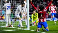 Pemain Atletico Madrid Joao Felix merayakan gol keempat timnya yang dicetak Mario Hermoso dalam pertandingan Liga Spanyol melawan Getafe di Stadion Wanda Metropolitano, Madrid, Minggu (13/2/2022) dini hari WIB. (AP Photo/Manu Fernandez)