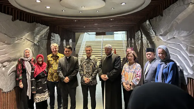Asisten Menteri Luar Negeri dan Perdagangan Serta Pemimpin Imam Australia di Terowongan Silaturahmi (Dok: Nasywa Fakhirah)