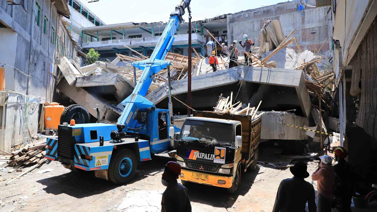 FOTO: Tragedi Musala Ponpes Al Khoziny,  Evakuasi Korban Dilanjutkan dengan  Alat  Berat