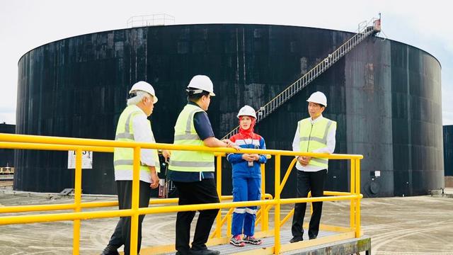 Presiden Jokowi saat meninjau proses produksi minyak dan gas bumi (migas) di Kawasan PT Pertamina Hulu Rokan Dumai, Kota Dumai. (Setpres)