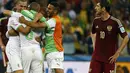 Gelandang Timnas Rusia, Alan Dzagoev (kanan), tertegun menyaksikan selebrasi pemain Aljazair di laga penutup penyisihan Piala Dunia Grup H di Stadion Baixada, Curitiba, Brasil, (27/6/2014). (REUTERS/Damir Sagolj)