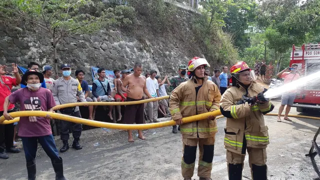 Kebakaran melalap satu bengkel beserta isinya gara-gara BBM tumpah, di Kebumen. (Foto: Liputan6.com/Polres Kebumen)
