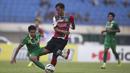 Pemain Persebaya United, Fandi Eko Utomo terjatuh saat berebut bola dengan pemain Persiba, Absor Fauzi pada laga Piala Presiden di Stadion Si Jalak Harupat, Bandung, Kamis (10/9/2015). Persebaya United berhasil menang 4-1. (Bola.com/Vitalis Yogi Trisna)