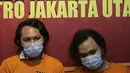 Vokalis grup band Deadsquad Daniel Mardhany (kiri) dan rekannya saat rilis kasus narkoba di Polres Jakarta Utara, Senin (3/5/2021). Kapolres Metro Jakarta Utara Kombes Pol Guruh Arif Darmawan mengatakan dalam penangkapan diamankan tembakau sintetis serta obat prohiper. (Liputan6.com/Faizal Fanani)