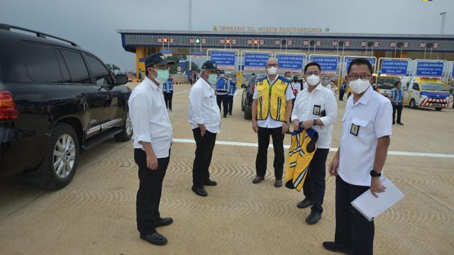 Menteri Pekerjaan Umum dan Perumahan Rakyat (PUPR) Basuki Hadimuljono meninjau kesiapan Jalan Tol Cengkareng - Batu Ceper - Kunciran