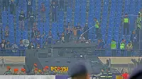 Kendaraan taktis yang membawa pemain Arema melewati Bobotoh usai laga melawan Persib pada Torabika SC 2016 di Stadion Si Jalak Harupat, Soreang, Bandung, Sabtu (27/8/2016). (Bola.com/Nicklas Hanoatubun)