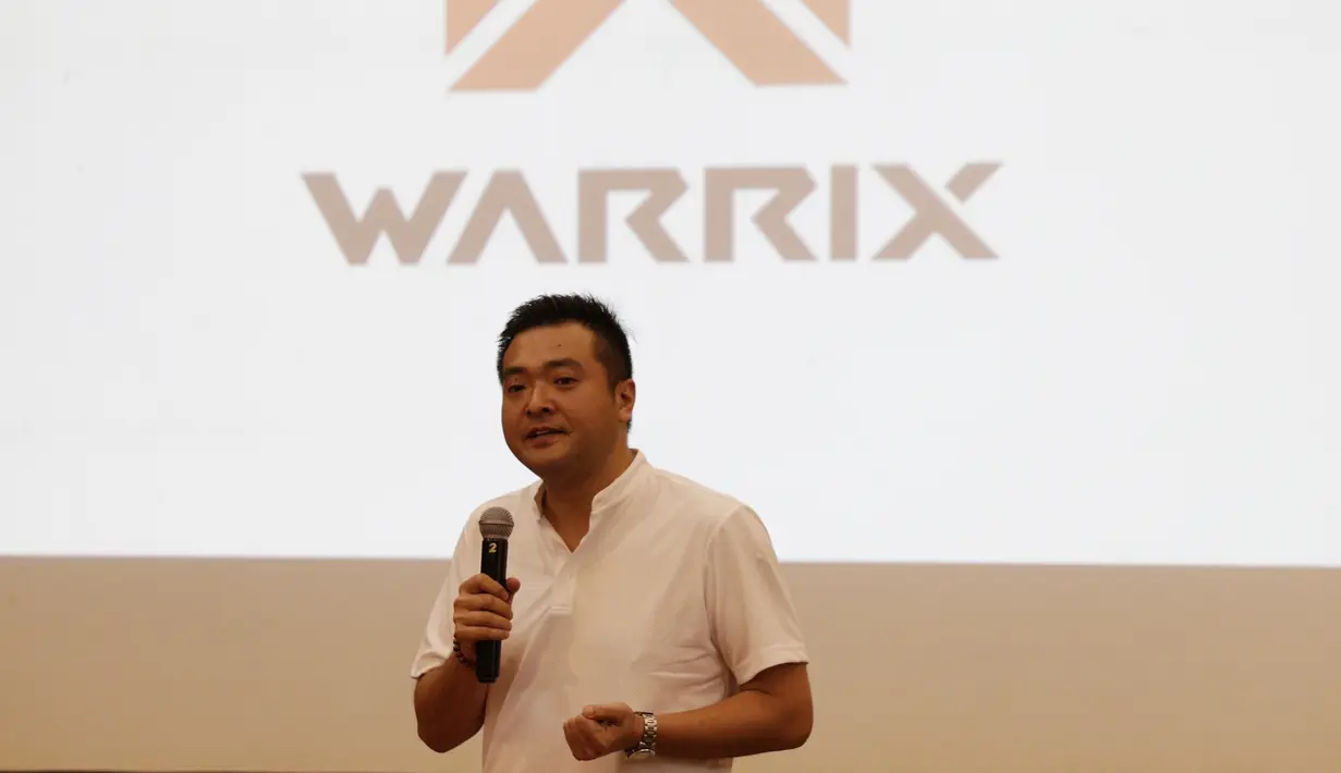 Direktur Pengembangan Bisnis Warrix, Atsuo Ogura, saat peluncuran Warrix Indonesia di Hotel Santika, Jakarta, Kamis, (6/2/2020). Apparel asal Thailand ini resmi masuk pasar Indonesia. (Bola.com/M Iqbal Ichsan)