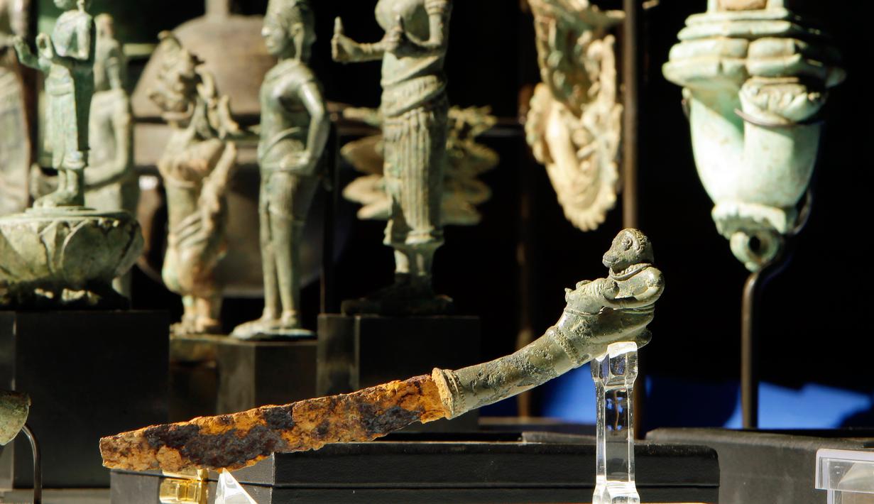 Sebuah pedang dipajang bersama artefak lainnya jelang upacara serah terima di Museum Nasional, Phnom Penh, Kamboja, Jumat (5/7/2019). Sekitar 85 artefak yang dijarah selama perang saudara pada tahun 1970-an tersebut dikembalikan oleh kolektor asal Jepang, Fumiko Takakuwa. (AP Photo/Heng Sinith)
