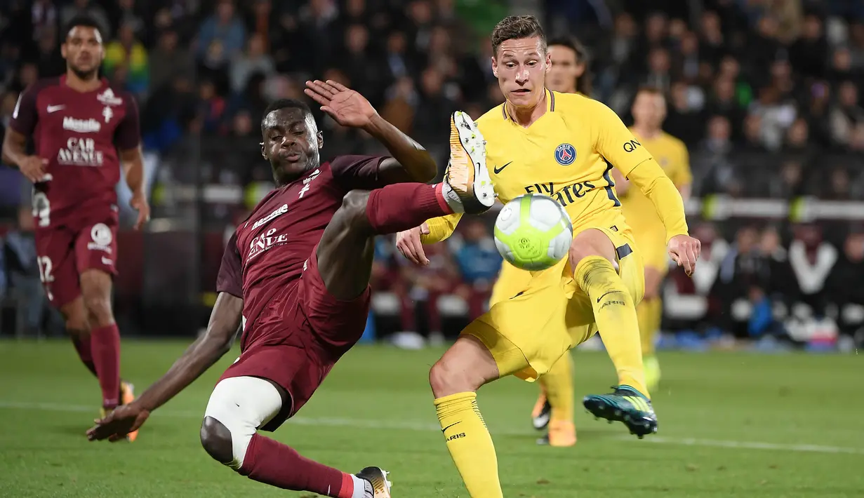 Gelandang PSG, Julian Draxler, berebut bola dengan bek Metz, Moussa Niakhate, pada laga Ligue 1 Prancis di Stadion Saint-Symphorien, Moselle, Jumat (8/9/2017). Metz kalah 1-5 dari PSG. (AFP/Patrick Hertzog)