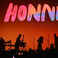 HONNE menepati janjinya temu kangen dengan fans Indonesia di HONNE Asia Tour 2023 Indonesia. [Adrian Putra/Fimela.com]
