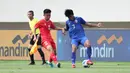 <p>Bek Timnas Thailand U-16, Phuriphan Phothong (kanan) berusaha mengontrol bola dibayangi striker Timnas Vietnam U-16, Nguyen Thai Hieu pada laga semifinal Piala AFF U-16 2024 di Stadion Manahan, Solo, Senin (1/7/2024). (Bola.com/Abdul Aziz)</p>