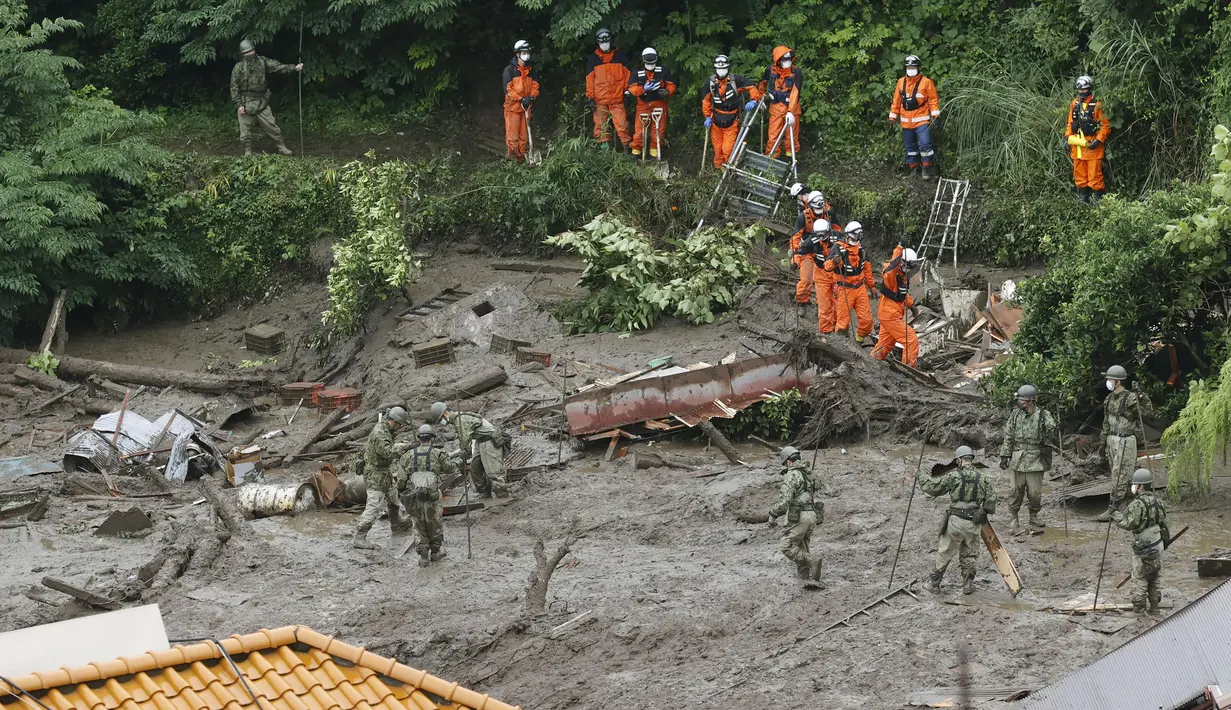 Tim penyelamat melakukan operasi pencarian di lokasi tanah longsor di Atami, Minggu (4/7/2021). Pemerintah menurunkan sekitar 700 orang dari polisi prefektur Shizuoka, petugas pemadam kebakaran dan militer Jepang melanjutkan upaya pencarian dan penyelamatan korban. (Kyodo News via AP)