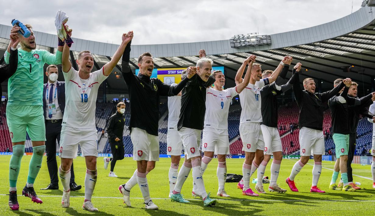 Berkat kemenangan 2-0 ini, Republik Ceska untuk sementara menjadi pemuncak klasemen Grup D Euro 2020. (AP/Petr David Josek, Pool)