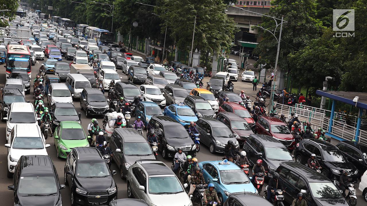 Sopir Taksi Online Demo, Jalan Medan Merdeka Timur Macet Parah