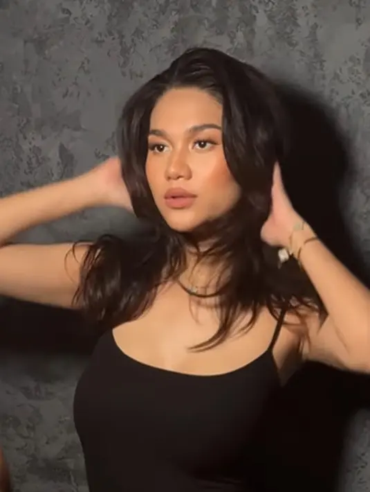 Dengan tampilan seperti ini, Azizah Salsha disebut mirip dengan Ariel Tatum. Setujukah kamu, Sahabat Fimela? [@azizahsalsha_]