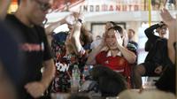 Ekspresi komunitas IndoManUtd Regional Jakarta saat menyaksikan pertandingan Premier League 2023/2024 antara West Ham United kontra Manchester United dalam acara Roaring Night edisi perdana di Pitch 98, Kemang, Jakarta, Sabtu (23/12/2023). (Bola.com/Bagaskara Lazuardi)