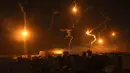 Suar pasukan Israel menerangi langit malam di Kota Gaza, Senin (6/11/2023). Pasukan Israel terus melakukan serangan terhadap Gaza untuk mengincar militan Hamas. (AP Photo/Abed Khaled)