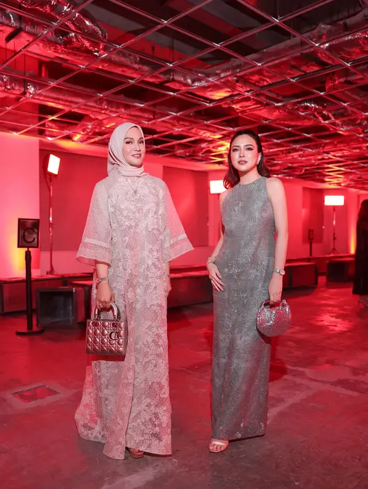 Hadiri show Sapto Djojokartiko, Shandy Aulia pilih sleeveless dress lace bernuansa abu-abu yang anggun [@shandyaulia]
