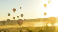 Balon udara panas lepas landas saat akan terbang di atas Nevsehir di wilayah Cappadocia, Turki (5/9). Cappadocia adalah tempat yang unik yang tujuan utama wisatawan yang datang ke Turki. (AFP Photo/Yasin Akgul)