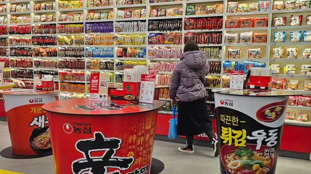 Perpustakaan Ramyun di Hongdae Korea Selatan mencuri perhatian wisatawan dan warga lokal.