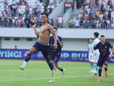 Pemain Persita Tangerang, Ahmad Nur Hadianto (kiri) melakukan selebrasi setelah mencetak gol kemenangan ke gawang PSBS Biak dalam laga BRI Super League 2025/2026 di Indomilk Arena, Tangerang, Banten, Senin (16/02/2026). (Bola.com/M Iqbal Ichsan)