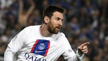 Strasbourg memang tertinggal lebih dulu setelah PSG bikin gol lewat aksi Lionel Messi. Namun, Strasbourg mampu membalas melalui gol Kevin Gameiro. (Photo by Jean-Christophe Verhaegen / AFP)
