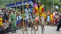 Egrang, permainan tradisional yang melatih ketangkasan. (Foto: Liputan6.com/Muhamad Ridlo)