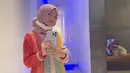 Cantik dan manis berhijab, tampilan Aleena putri Olla Ramlan tampil percaya diri dengan hijab. [Foto: Instagram/ AleenaHutapeaaufar]