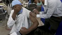 Seorang pria lanjut usia (lansia) bereaksi saat menerima vaksin virus Corona Sinopharm di pusat vaksinasi di Karachi, Pakistan, Rabu (10/3/2021). Pakistan telah mulai memvaksinasi orang yang berusia 60 tahun ke atas untuk melindungi mereka dari COVID-19 (AP Photo/Fareed Khan)