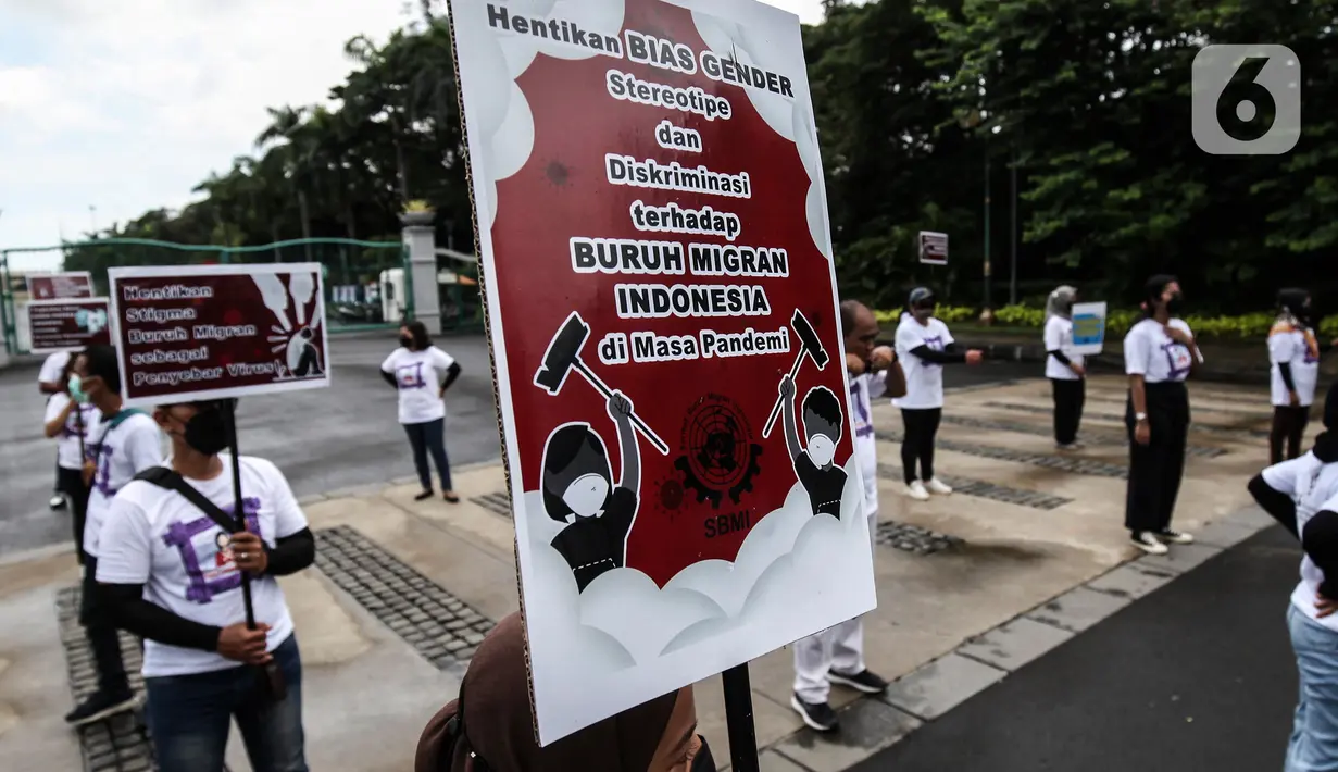 Aktivis yang tergabung dalam Serikat Buruh Migran Indonesia (SBMI) melakukan aksi damai di Kawasan Monas, Jakarta Pusat, Minggu (13/3/2022). Aksi ini merupakan bentuk protes kepada pemerintah dan perusahaan kerena telah bertindak tidak adil kepada para pekerja perempuan. (Liputan6.com/Johan Tallo)