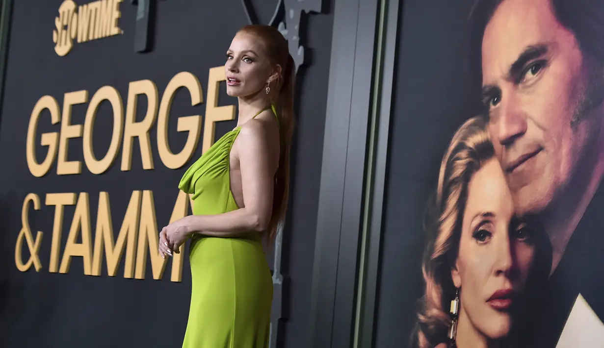 Jessica Chastain berpose saat tiba menghadiri pemutaran perdana film "George & Tammy," di Goya Studios di Los Angeles (21/11/2022). Jessica mkenata rambut panjangnya menjadi ekor kuda rendah, membiarkan rambutnya mengalir di belakangnya. (Photo by Jordan Strauss/Invision/AP)