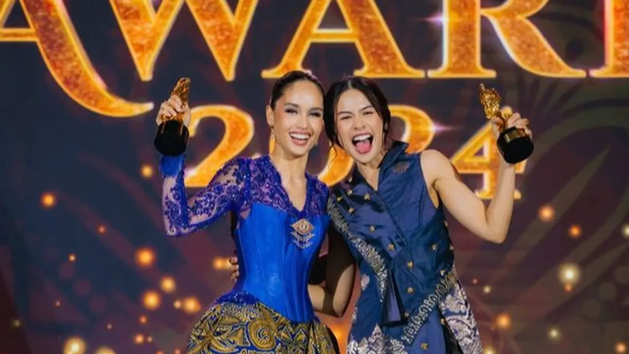 Maudy Ayunda dan Cinta Laura saat Terima Penghargaan