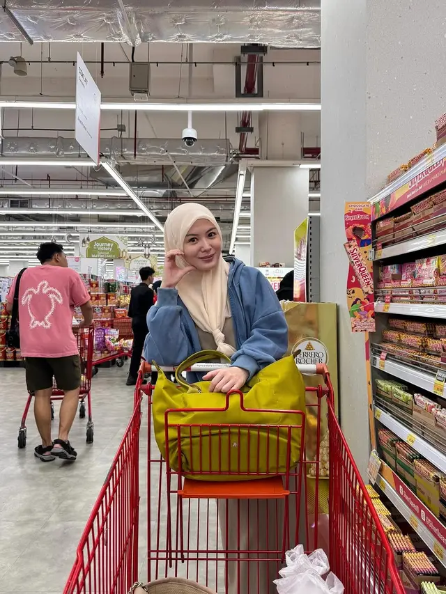 6 Potret Ayana Moon Jalani Ramadhan di Indonesia, Jajan Cilok hingga Tarawih