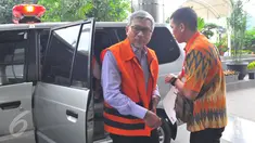 Direktur Keuangan PT PAL Indonesia Firmansyah Arifin jelang menjalani pemeriksaan di gedung KPK, Jakarta, Jumat (7/4). KPK melakukan pemeriksaan perdana kepada keempat tersangka kasus dugaan suap PT PAL Indonesia. (Liputan6.com/Helmi Afandi)