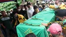 Prosesi pemakaman Vanessa Angel dan Bibi Ardiansyah di Taman Makam Islami Malaka, Pesanggrahan, Jakarta, Jumat (5/11/2021). Vanessa Angel dan Bibi Andriansyah meninggal dalam kecelakaan lalu lintas di Tol Mojokerto-Jombang pada 4 November 2021. (Liputan6.com/Herman Zakharia)