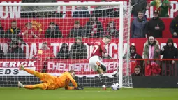 Gelandang Manchester United, Alejandro Garnacho mencetak gol ke gawang Liverpool yang akhirnya dianulir akibat offside pada laga pekan ke-32 Premier League 2023/2024 di Old Trafford Stadium, Manchester, Minggu (7/4/2024). (AP Photo/Dave Thompson)