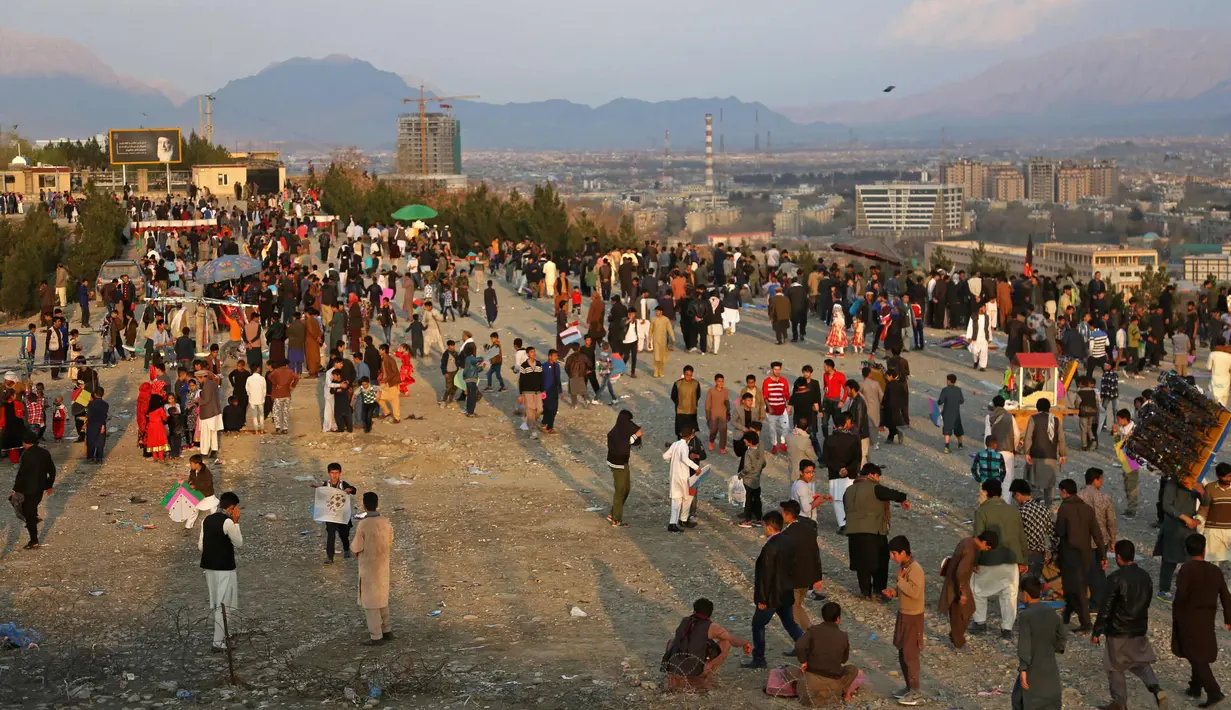 Suasana perayaan Nowruz, Tahun Baru Persia, di Kabul, Afghanistan, (21/3). Nowruz dirayakan pada hari pertama musim semi di negara-negara termasuk Afghanistan, Tajikistan , dan Iran. (AP Photo/Rahmat Gul)