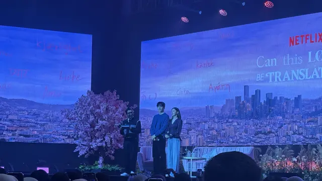 Kim Seon-ho dan Go Youn-jung saat fanmeeting dengan busana kasual. [Anisha/Fimela]