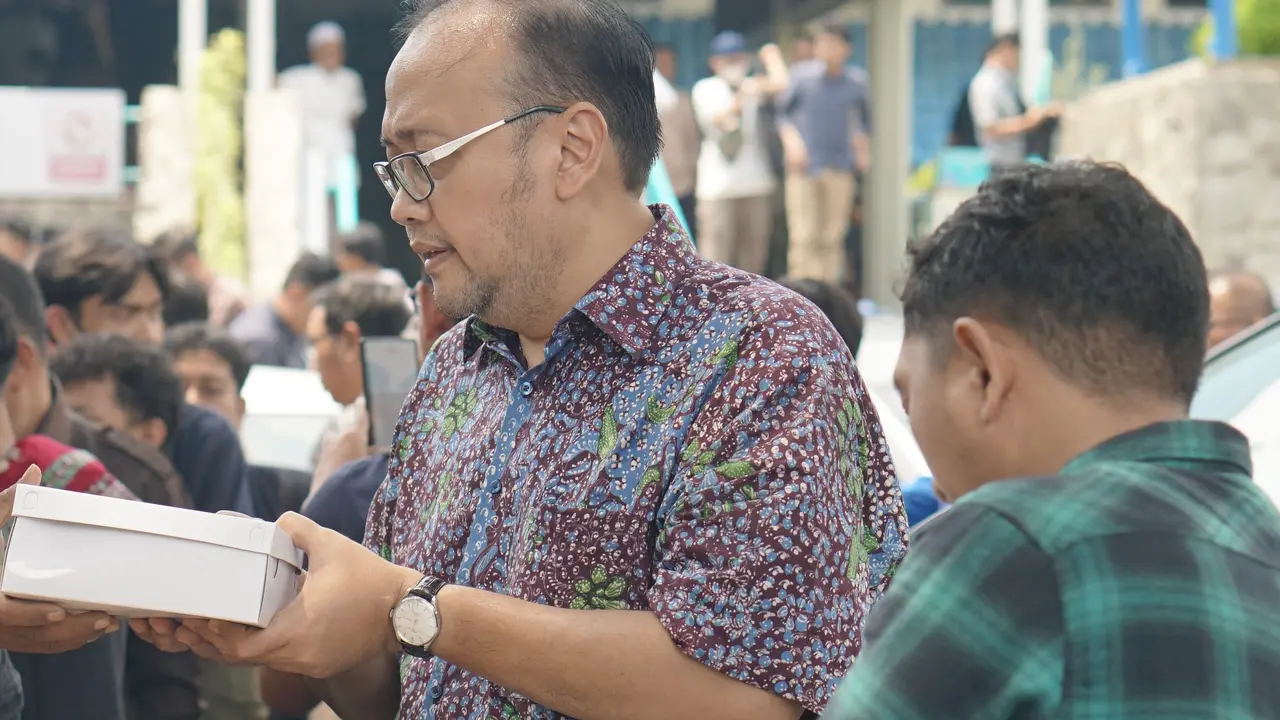 Kandidat Ketum ILUNI FHUI no urut 5 Raden Rahmat Bastian berbagi kepada sesama dalam momen "Jumat Berkah" di Masjid Pondok Indah, Jakarta Selatan, Jumat (8/11/2024) (Istimewa)