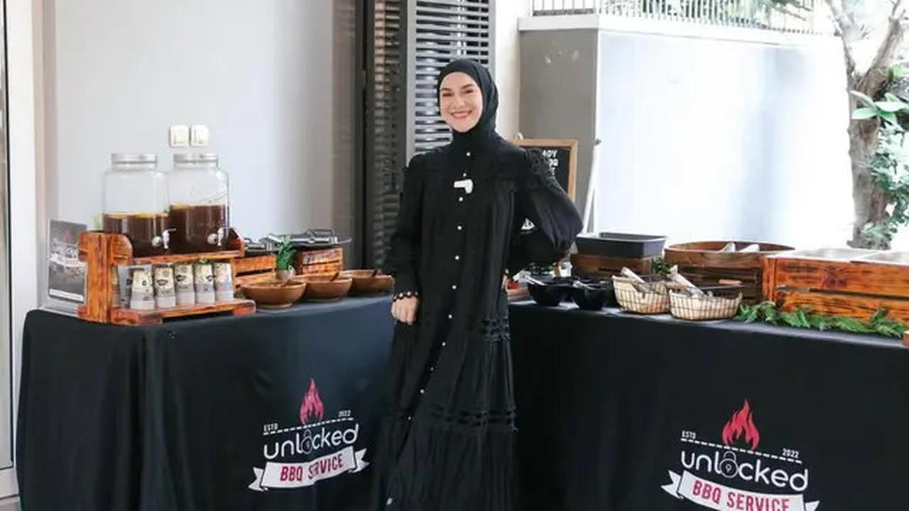 6 Model Gamis Hitam Elegan Irish Bella dan Setelan Hijabnya, Inspirasi Gaya Modis Ibu Muda Usia 30-an di 2025