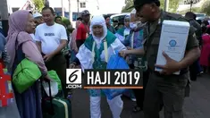 Seorang Haji menangis karena saat kedatangannya di Karawang, sang anak belum tiba. Ia pun merasa sedih, karena kondisinya yang sedang sakit.