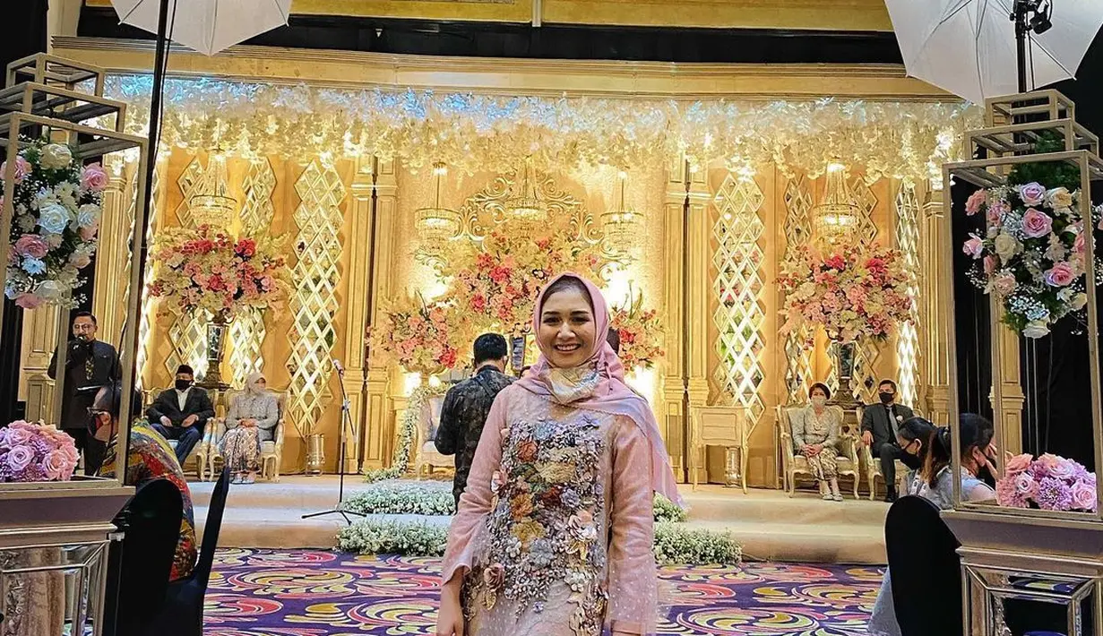 CEO dari salah satu rumah sakit swasta ini kerap tampil elegan dengan dress saat menghadiri acara kondangan.  [Foto: IG/dine.pearl].