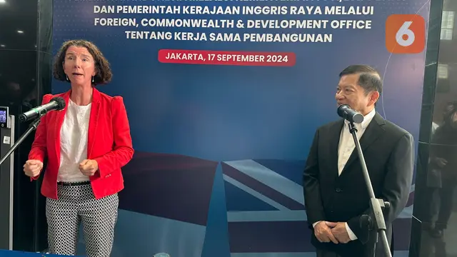 Menteri Pembangunan, Perempuan dan Kesetaraan Inggris Anneliese Dodds (kiri) dan Menteri Bappenas Suharso Monoarfa usai penandatanganan MoU di Jakarta, Selasa (17/9/2024). (Liputan6.com/Benedikta Miranti)