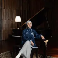 Intip inspirasi outfit Putri Ariani di lagu Berdaya Diri yang berkolaborasi dengan Klamby, kampanyekan pemberdayaan perempuan. (@wearingklamby)