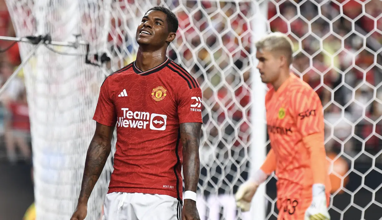 Pemain Manchester United, Marcus Rashford, tampak kecewa setelah ditaklukkan Borussia Dortmund dalam laga uji coba pramusim yang digelar di Allegiant Stadium, Las Vegas, Senin (31/7/2023). MU takluk 2-3 dari Dortmund. (Photo by Candice Ward / GETTY IMAGES NORTH AMERICA / Getty Images via AFP)