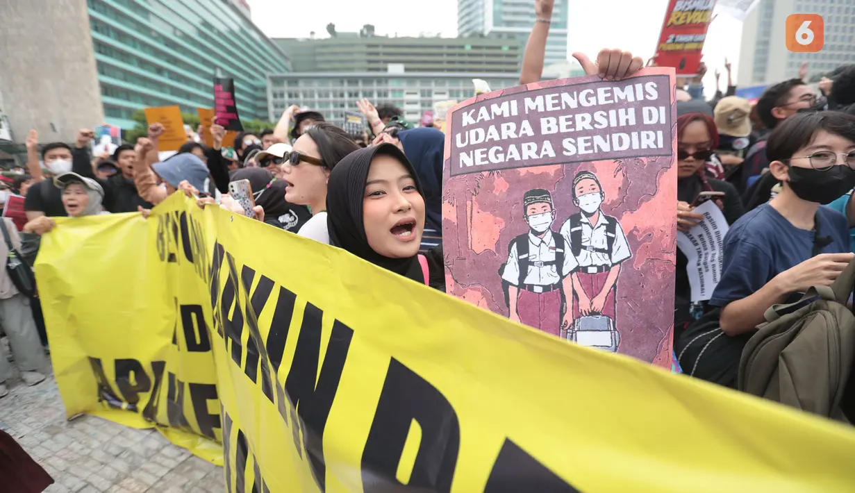 Sejumlah mahasiswa mengikuti aksi unjuk rasa di kawasan Bundaran Hotel Indonesia (HI), Jakarta, Rabu (28/10/2026). Aksi yang bertepatan dengan peringatan Hari Sumpah Pemuda tersebut diikuti mahasiswa dari berbagai universitas bersama elemen masyarakat. (KLY/Budy Santoso)