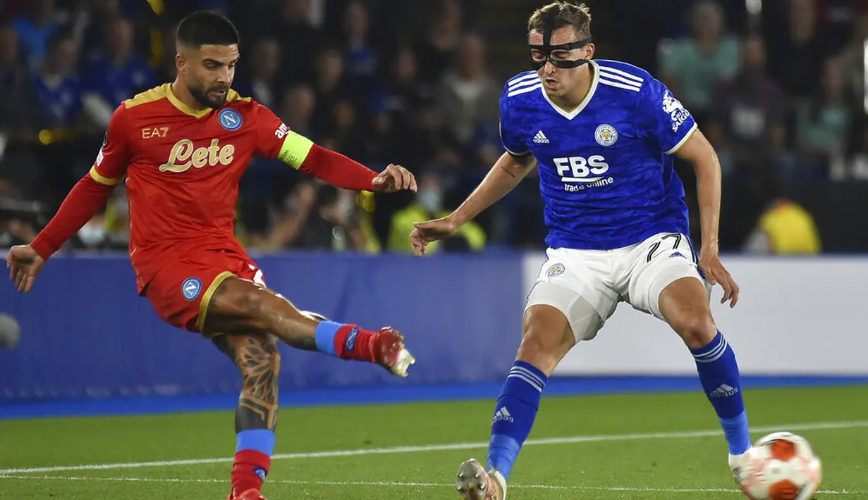 Penyerang Napoli, Lorenzo Insigne mengumpan bola dari kawalan pemain Leicester City, Timothy Castagne pada pertandingan Grup C Liga Europa di Stadion King Power di Leicester, Inggris, Jumat (16/9/2021). Leicester City bermain imbang atas Napoli 2-2. (AP Photo/Rui Vieira)