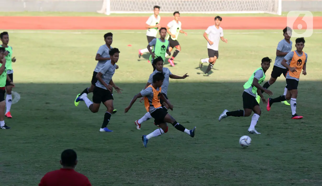 Pemain Timnas Indonesia U-19 saat latihan di Stadion Madya Gelora Bung Karno, Jakarta, Jumat (28/8/2020). Selanjutnya, Timnas U-19 akan berlatih dan mengikuti turnamen mini di Kroasia sebagai bagian persiapan Piala Asia U-19 2020 di Uzbekistan. (Liputan6.com/Helmi Fithriansyah)