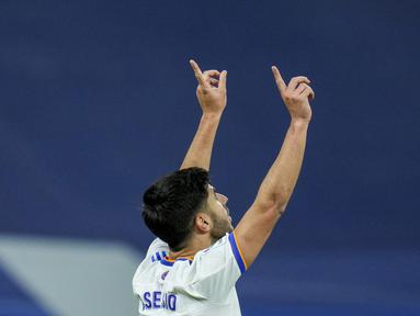 Penyerang Real Madrid Marco Asensio merayakan gol pembuka untuk timnya yang dicetak ke gawang Deportivo Alaves pada pekan ke-25 La Liga Spanyol di Santiago Bernabeu, Minggu (20/2/2022) dinihari WIB. Real Madrid menang meyakinkan dengan skor 3-0. (AP Photo/Manu Fernandez)
