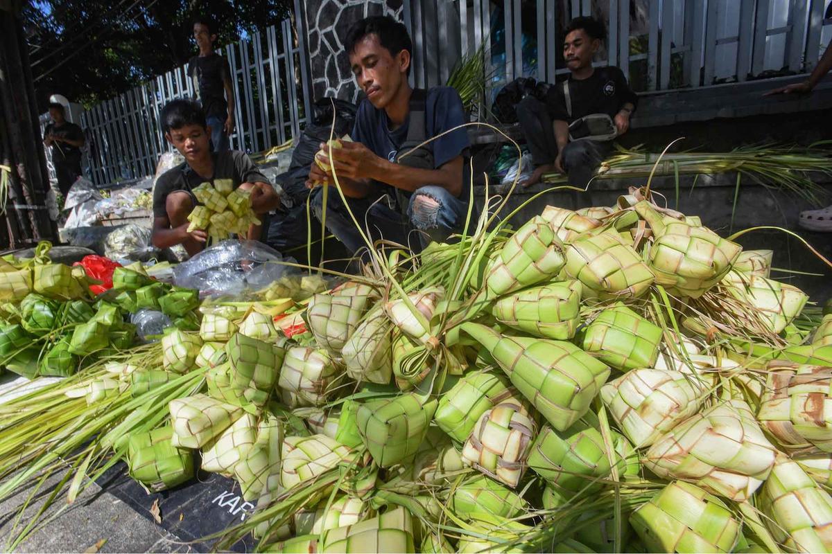 FOTO: Keluh Kesah Pedagang Musiman  Kulit Ketupat: Tahun ini Penjualan Menurun hingga 50